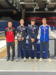 Maxime remporte le circuit national de Paris. Numa l'accompagne sur le podium.