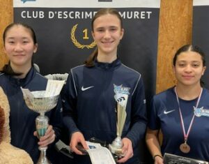 Hélène remporte le circuit national de Muret, Camille 3ème l'accompagne sur le podium