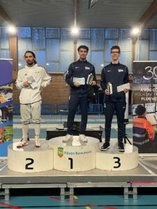 Anas remporte brillamment le circuit national d'Hénin-Beaumont. Maxime l'accompagne sur le podium.