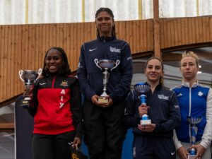 Ysaora remporte le circuit national de Melun. Erica l'accompagne sur le podium.